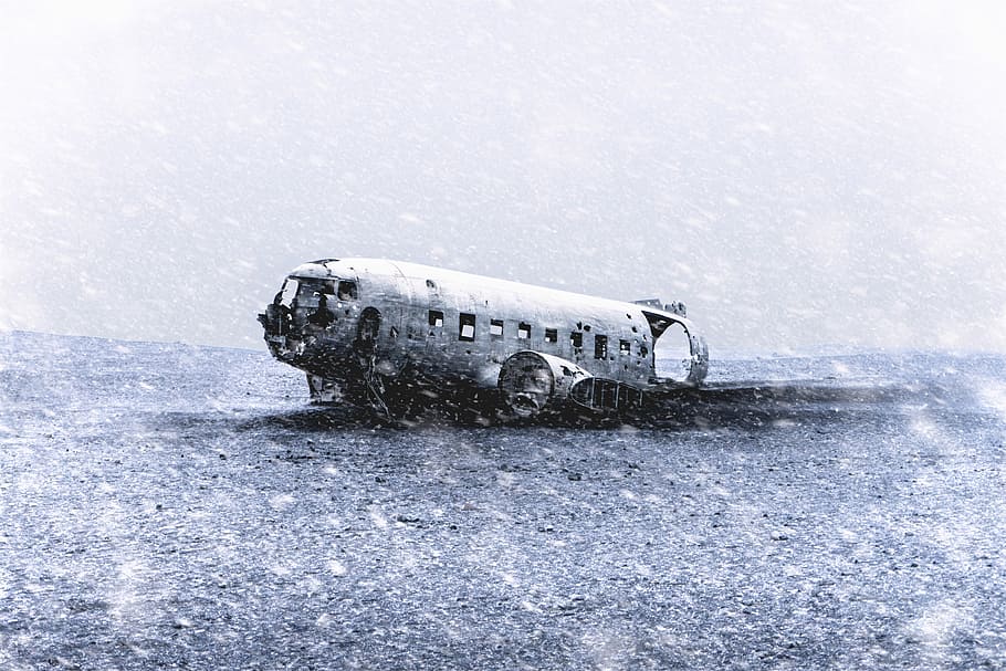 crashed airplane on sand grayscale photography, gray crash site airline, HD wallpaper