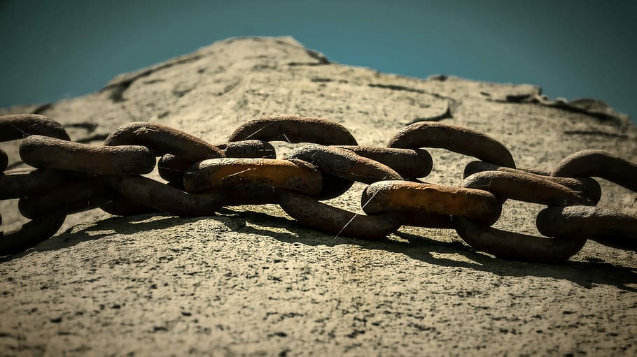closeup photo of brown metal link chains, rock, iron chain HD wallpaper