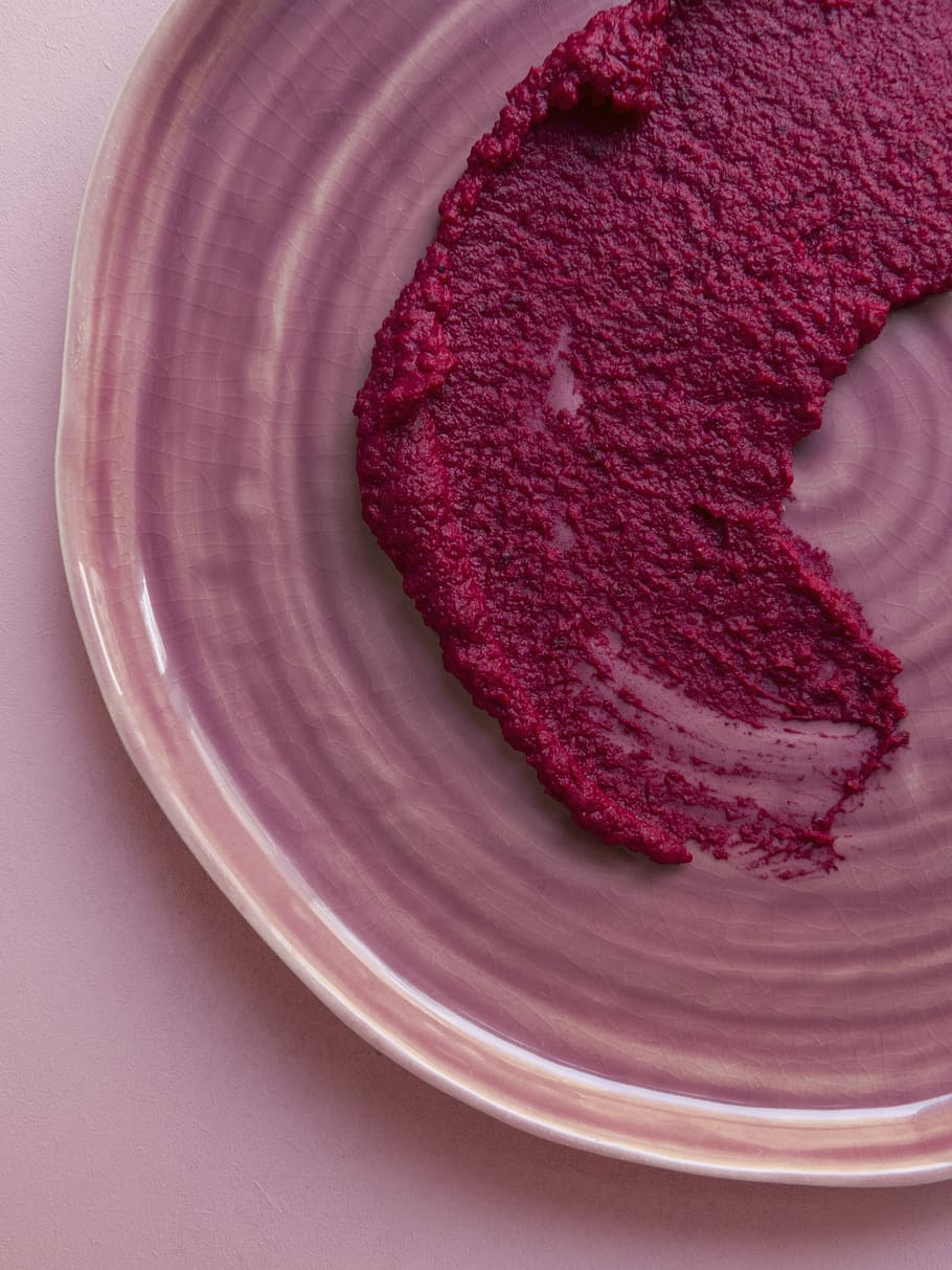 baked pastry, red paste on ceramic plate, hummus, beetroot, pink HD wallpaper