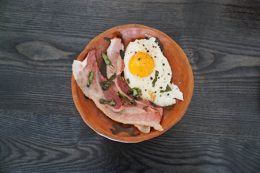 bacon with egg in bowl, breakfast, eggs, plate, food, meal HD wallpaper