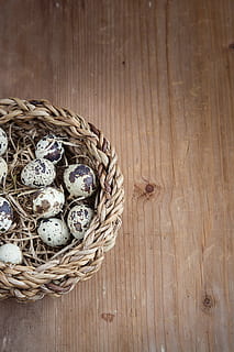 basket of quail eggs, small eggs, easter, wood, close, still life HD wallpaper