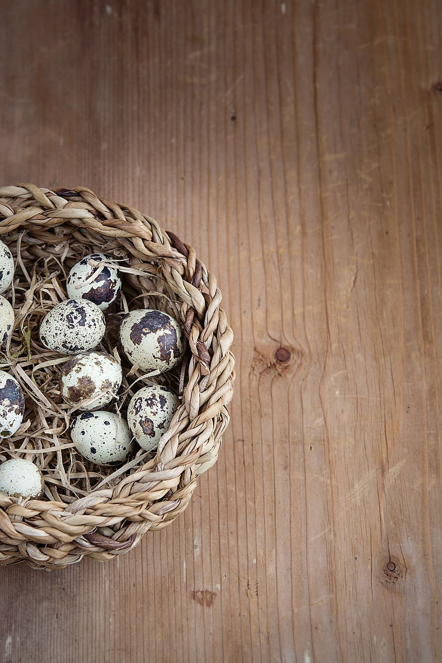 basket of quail eggs, small eggs, easter, wood, close, still life HD wallpaper