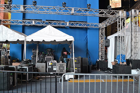 two white and gray parasol tents, backstage, manhattan, performance HD wallpaper