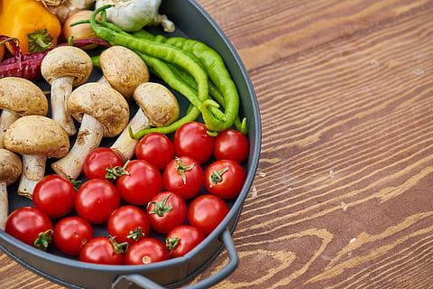 tomato, mushroom, pepper, red, green, white, vegetable, vegetarian HD wallpaper