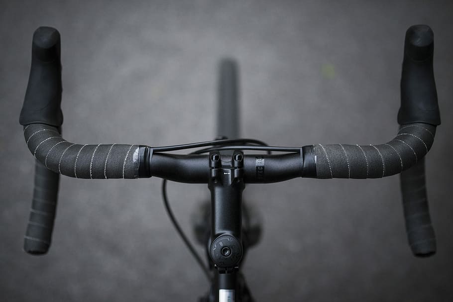 gray and black road bike, selective focus photography of road bike handlebars, HD wallpaper