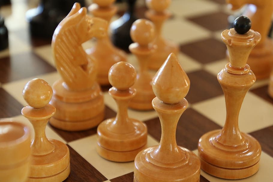 brown chess piece, match, win, lose, duel, war, king, queen, board game, HD wallpaper