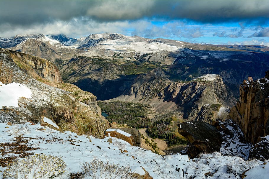 mountain range with snow cap under blue skies, snow-covered mountain under cloudy blue sky HD wallpaper
