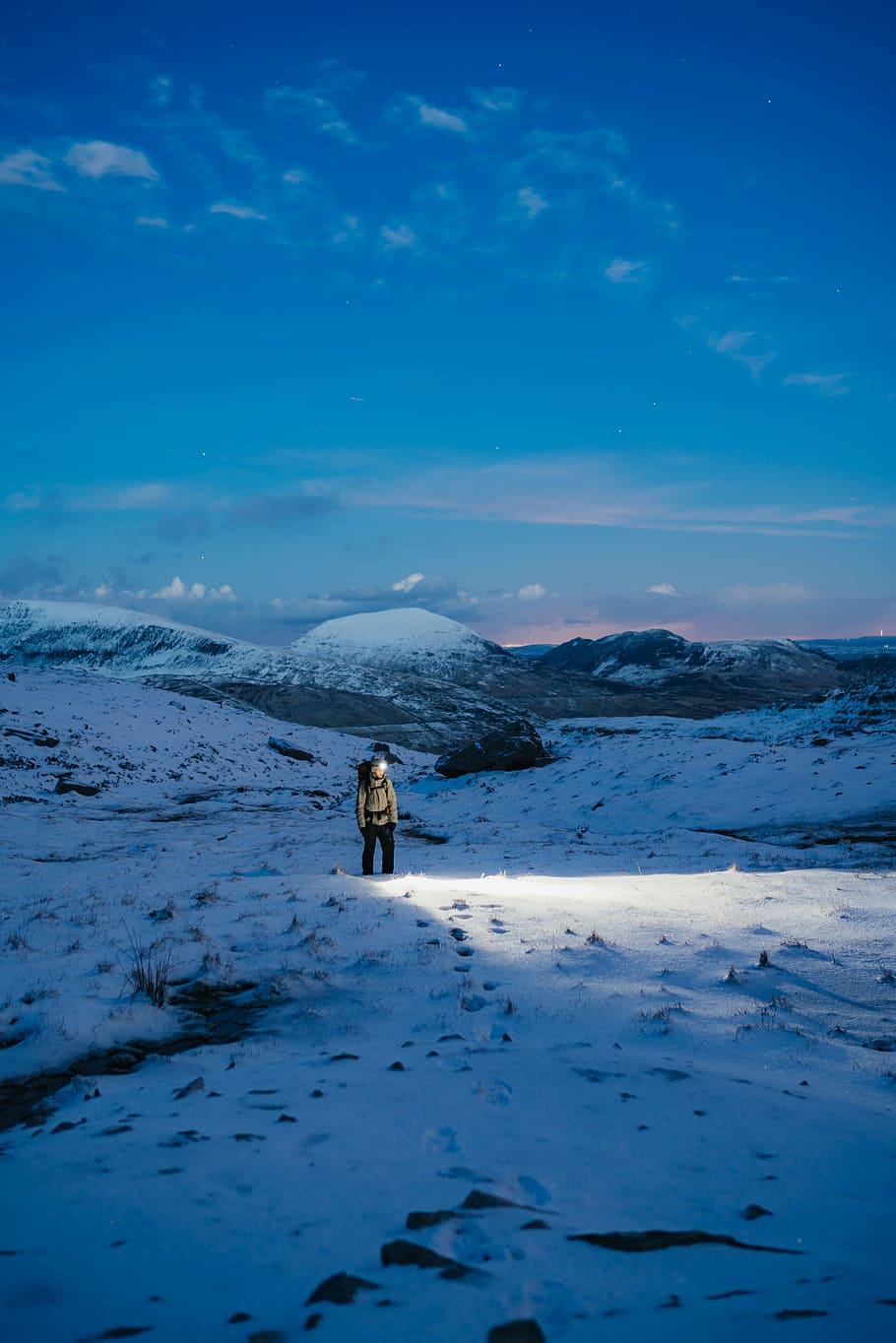 person standing surrounding snow, man standing on snowy mountain HD wallpaper