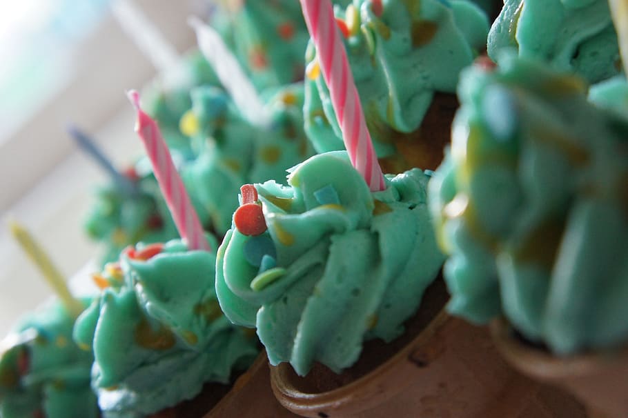teal-icing toppings cupcakes, dessert, food, sweet, baked, frosting HD wallpaper
