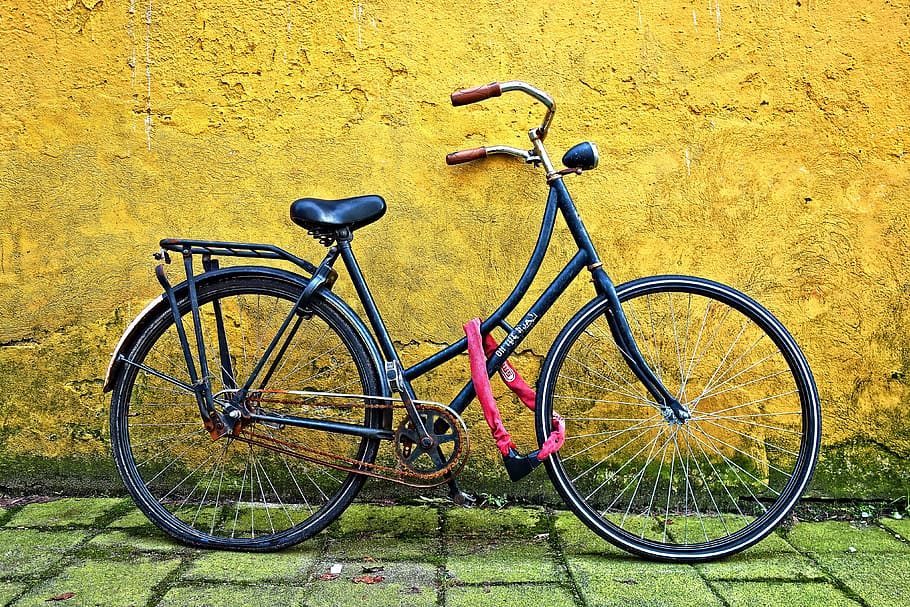 black bicycle beside yellow wall, vehicle, retro bike, wheel, HD wallpaper