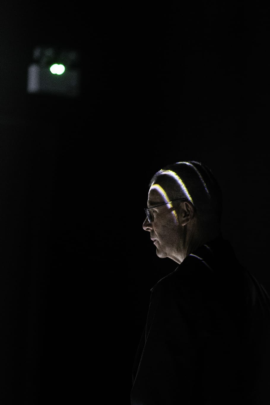 man wearing eyeglasses inside unlit room, portrait, dark, dramatic HD wallpaper