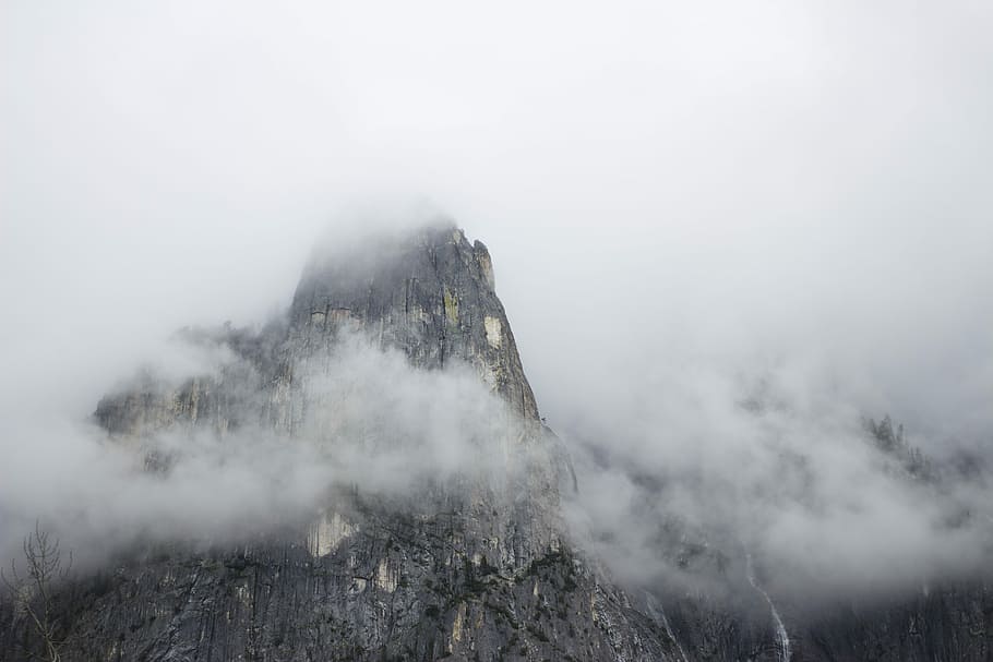 Rocky mountain peak in Yosemite on a  foggy day, mountain under cloudy sky during day time HD wallpaper