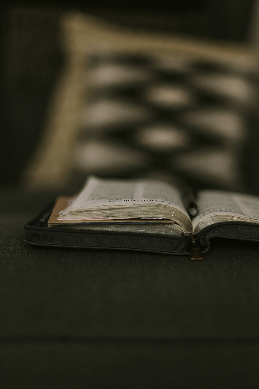 opened book on gray pad, selective focus photography of opened bible HD wallpaper