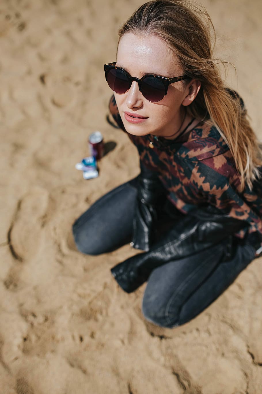 Young woman wearing a leather jacket and sunglasses on the beach, HD wallpaper