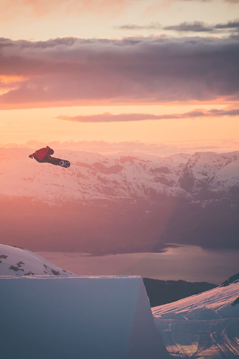 person snowboarding on mountain, man riding snowboard, day, time HD wallpaper