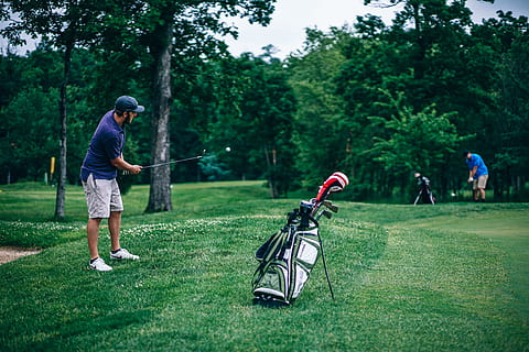 man spike the golf ball, man playing golf during daytime, group of people HD wallpaper