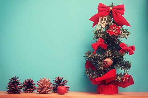green Christmas Tree with bow accents on brown wooden deck, decoration HD wallpaper