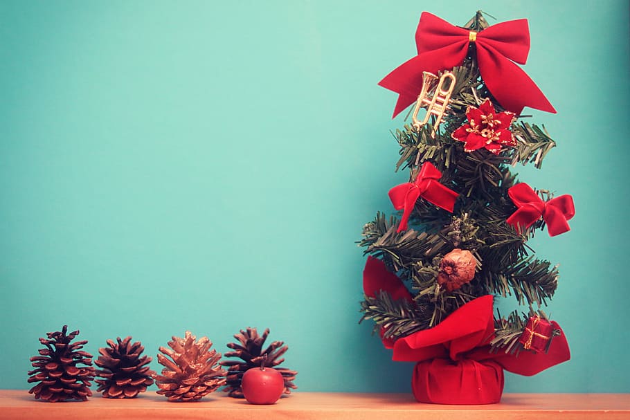 green Christmas Tree with bow accents on brown wooden deck, decoration HD wallpaper