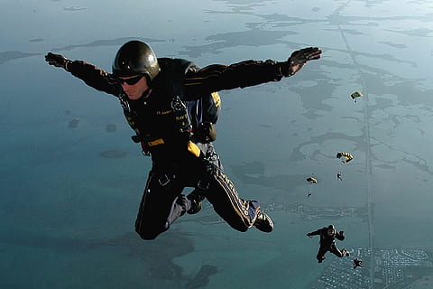 man doing sky diving, skydiving, jump, falling, parachuting HD wallpaper