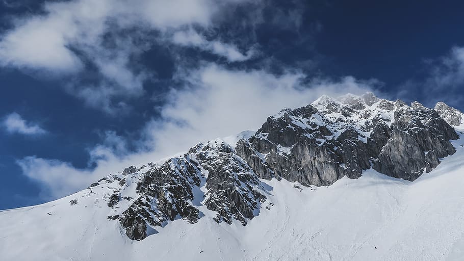 snow capped mountain under blue sky, snow-covered mountain under cloudy blue sky during daytime HD wallpaper