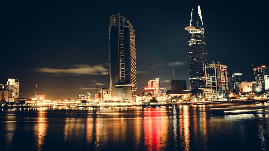 buildings in front of calm body of water during nighttime, hồ HD wallpaper