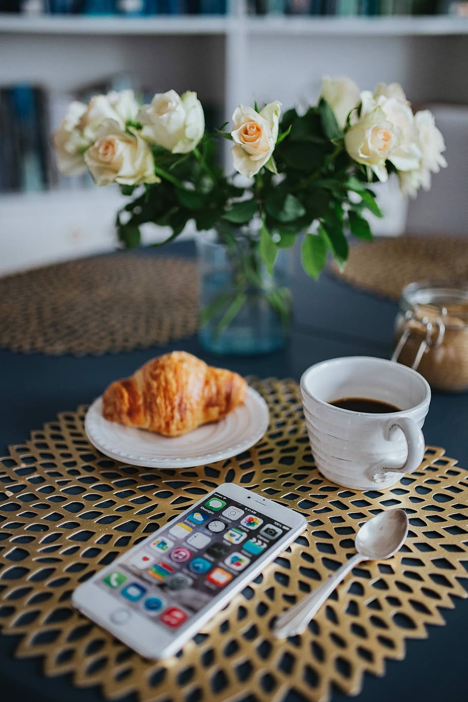 Round breakfast table with white flowers and golden coffee mats, HD wallpaper