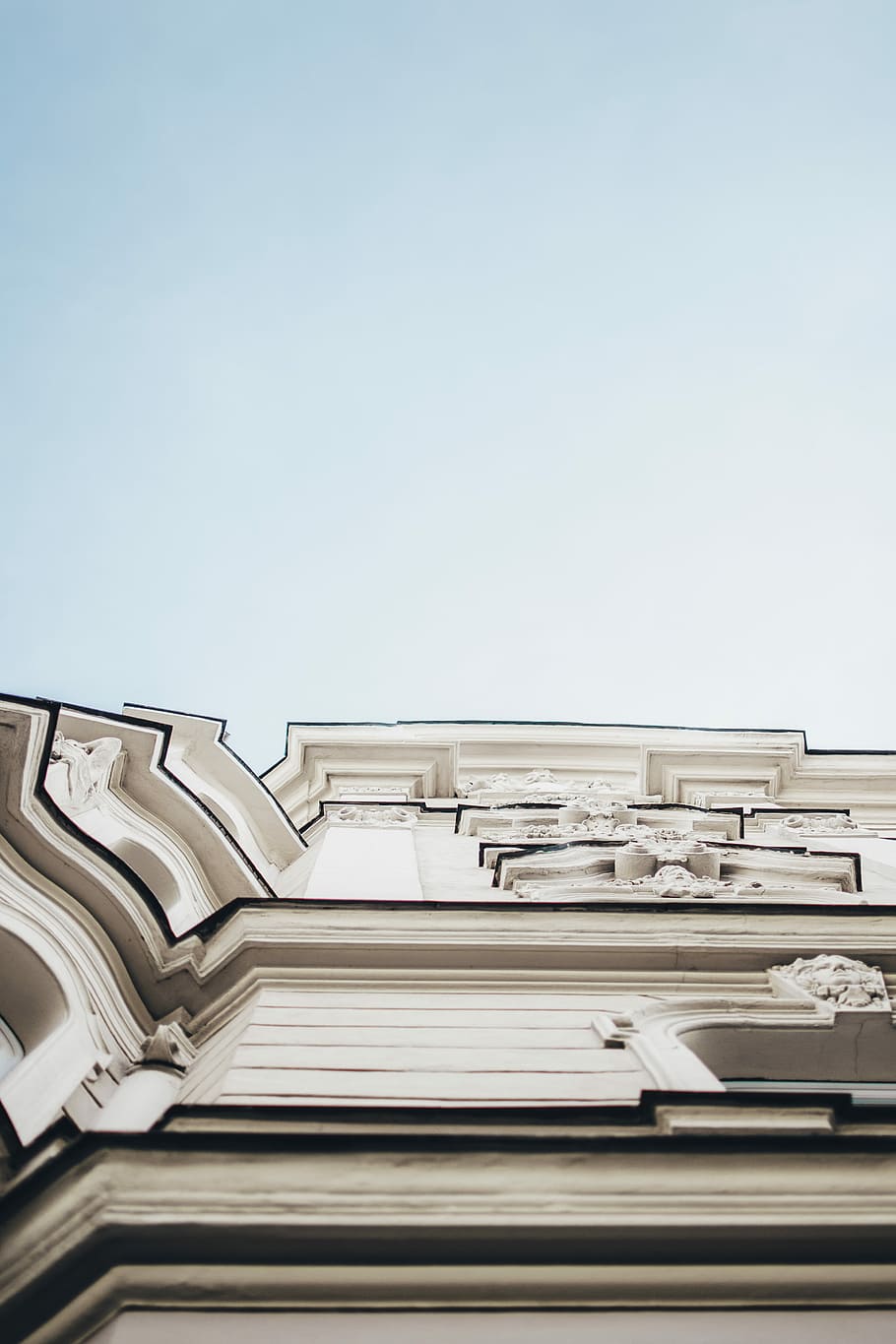 low-angle photography of white concrete building, low-angle photography of white wall paint building HD wallpaper