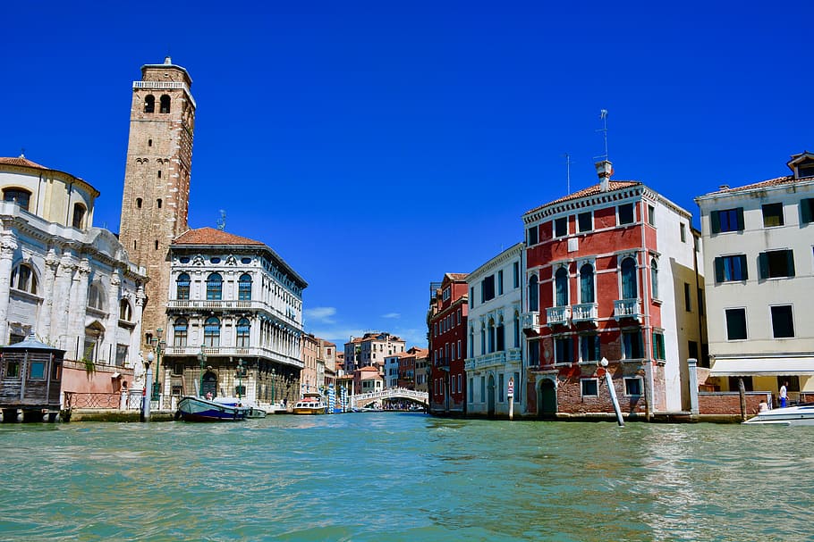 Venice canal landscape photo, multicolored houses beside body of water HD wallpaper