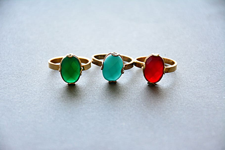 three gold-colored rings with three assorted-color gemstones, HD wallpaper