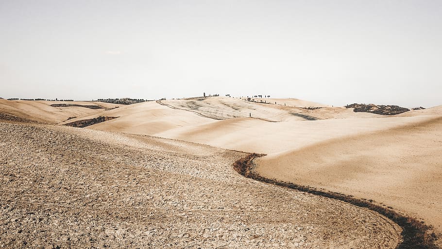 pathway leading to city, landscape photography of desert during daytime HD wallpaper