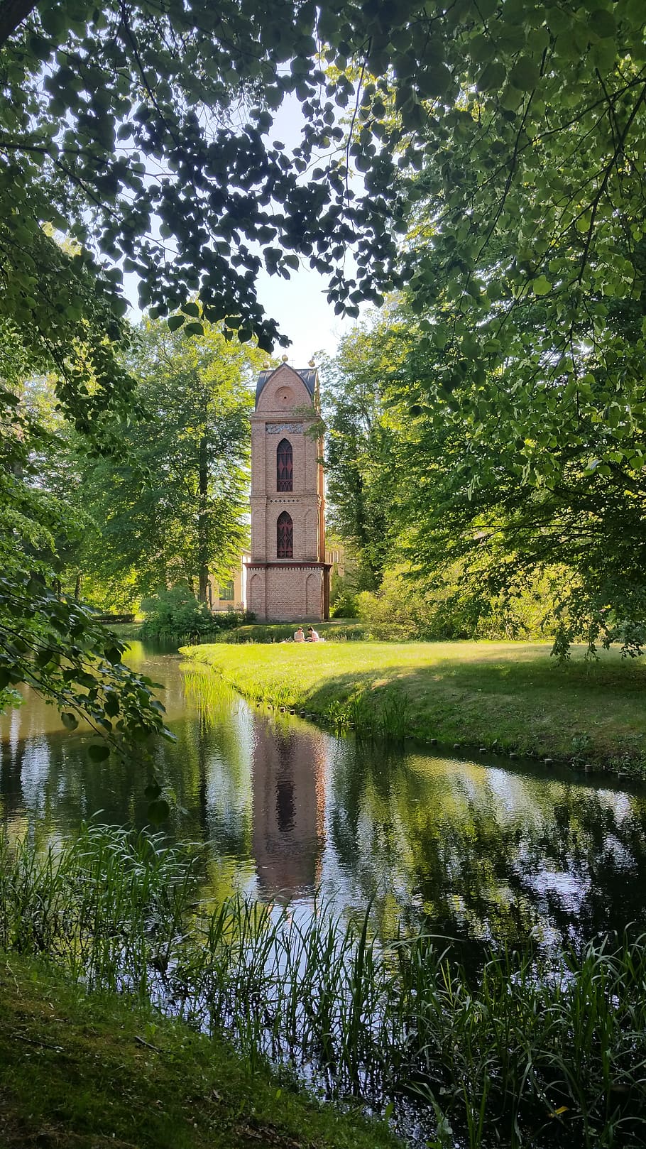 Река башня. Луневщина зеленая башня. Башня на реке. Река Вежа. Башня река Терн.