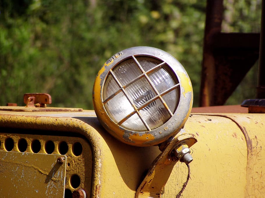 lighthouse, tractor, campaign, old, rusty, metal, focus on foreground HD wallpaper