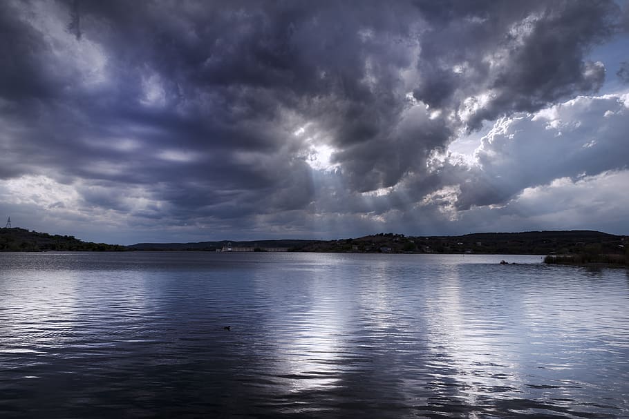 body of water under gray and white sky durign daytime, crepuscular rays HD wallpaper