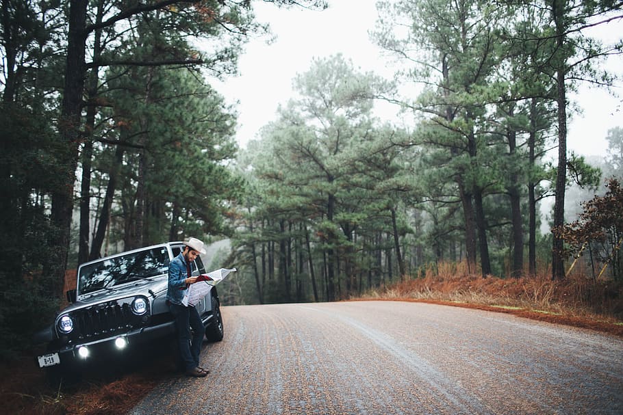 person leaning on silver SUV, car, road, outdoors, driving, 4x4, HD wallpaper