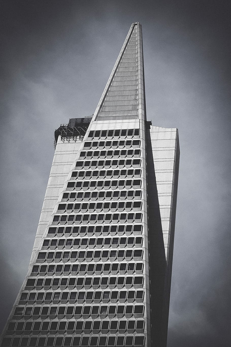 grayscale photography of building, view of gray building, architecture HD wallpaper