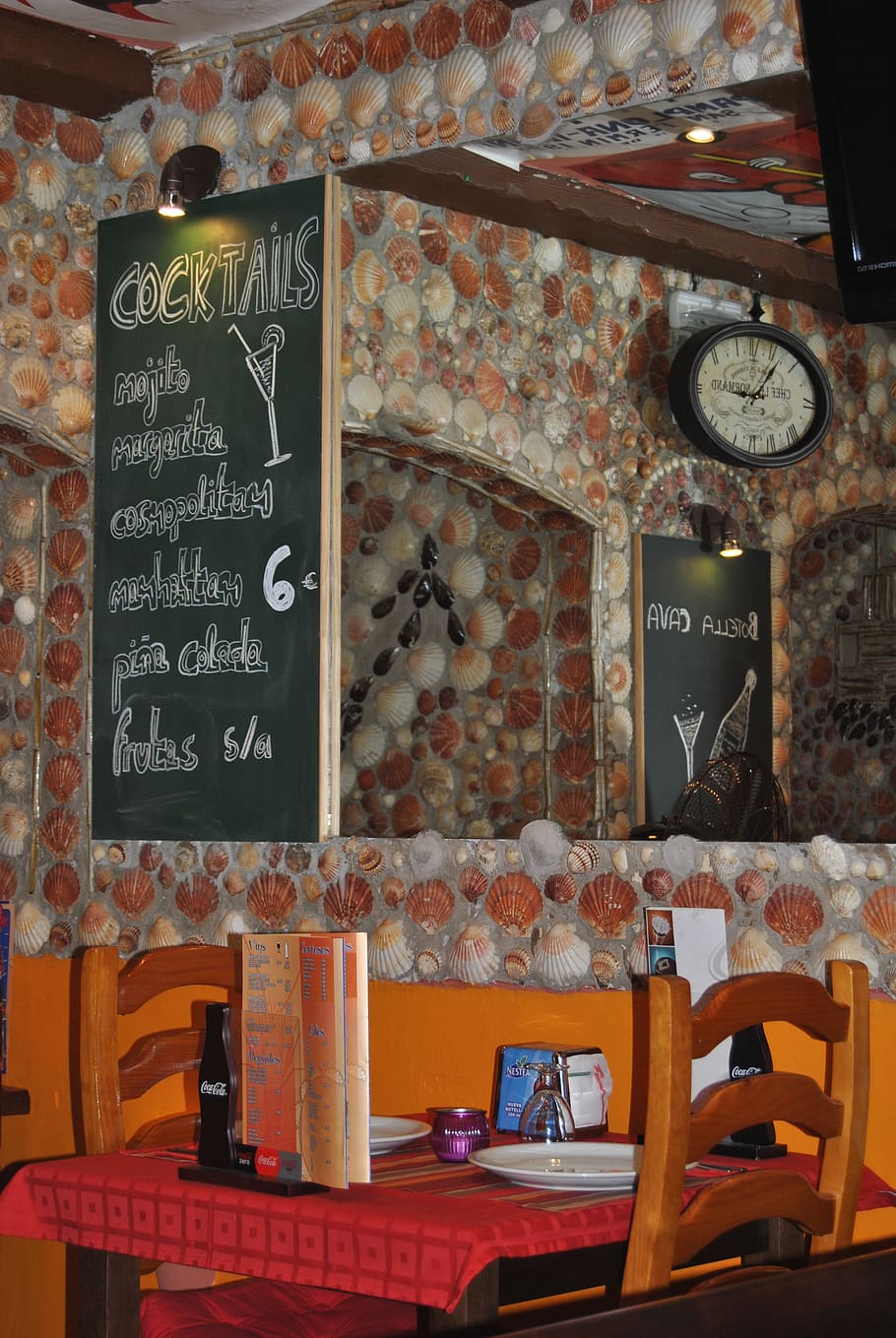 corner, bar, letter, table, indoors, no people, text, blackboard HD wallpaper