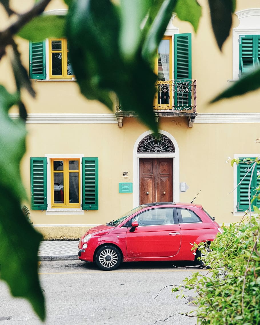 red FIAT 500 parked outside building, red FIAT 500 3-door hatchback parked beside concrete building HD wallpaper