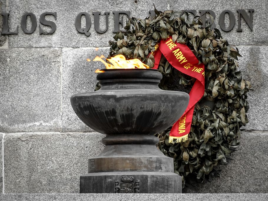 memorial, monument to the fallen, fire, crown, military, tribute, HD wallpaper