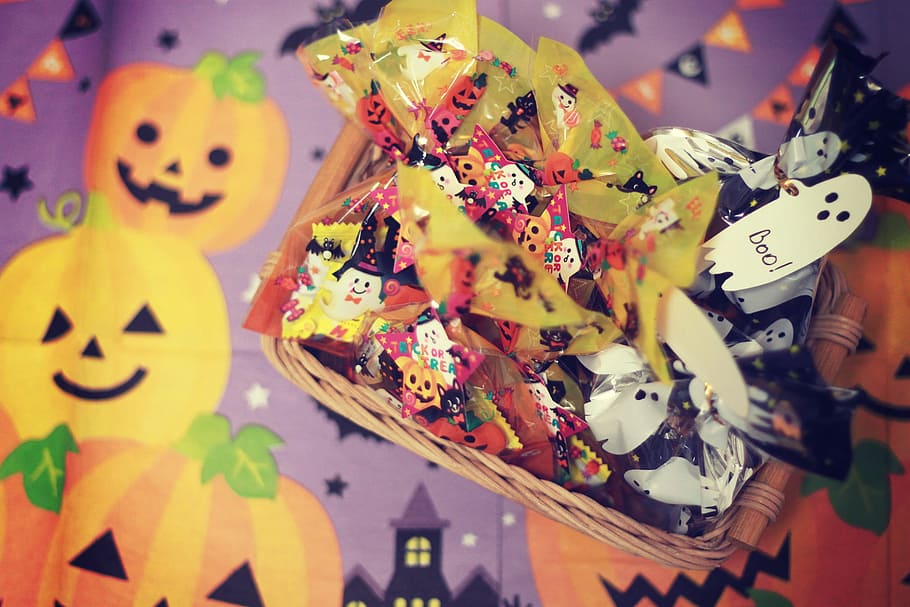 assorted candies on brown wicker basket, pumpkin, halloween, decoration HD wallpaper