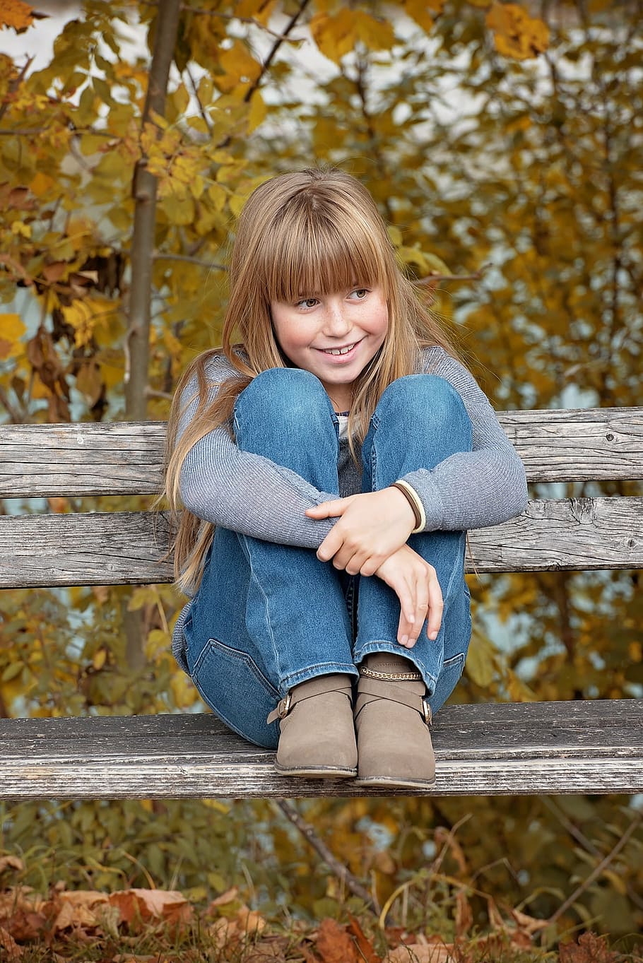 girl wearing blue denim pants, autumn, bank, child, sitting, hebstfaerbung, HD wallpaper