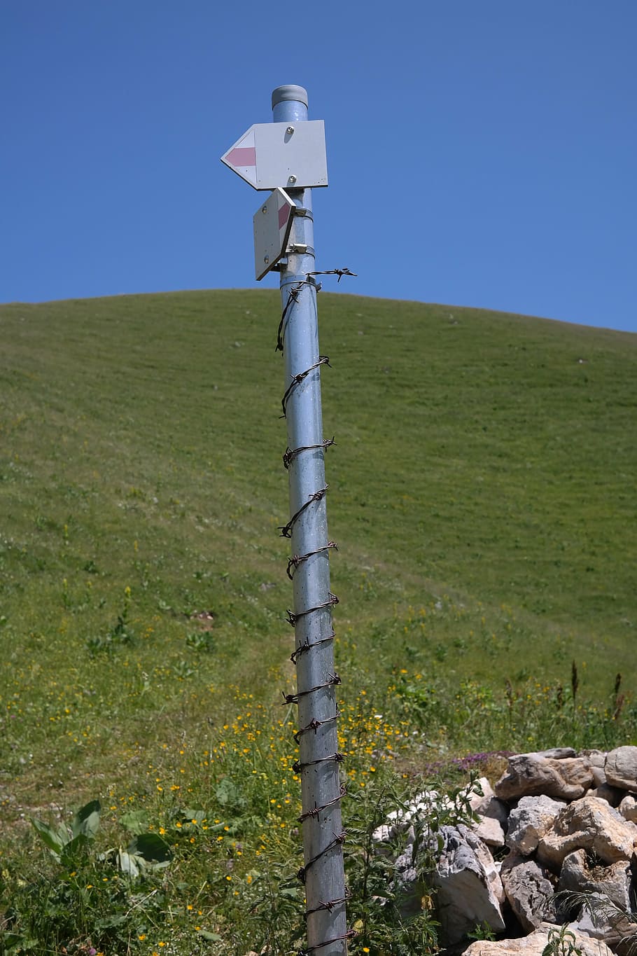 directory, signpost, waymarks, shield, barbed wire, protection HD wallpaper