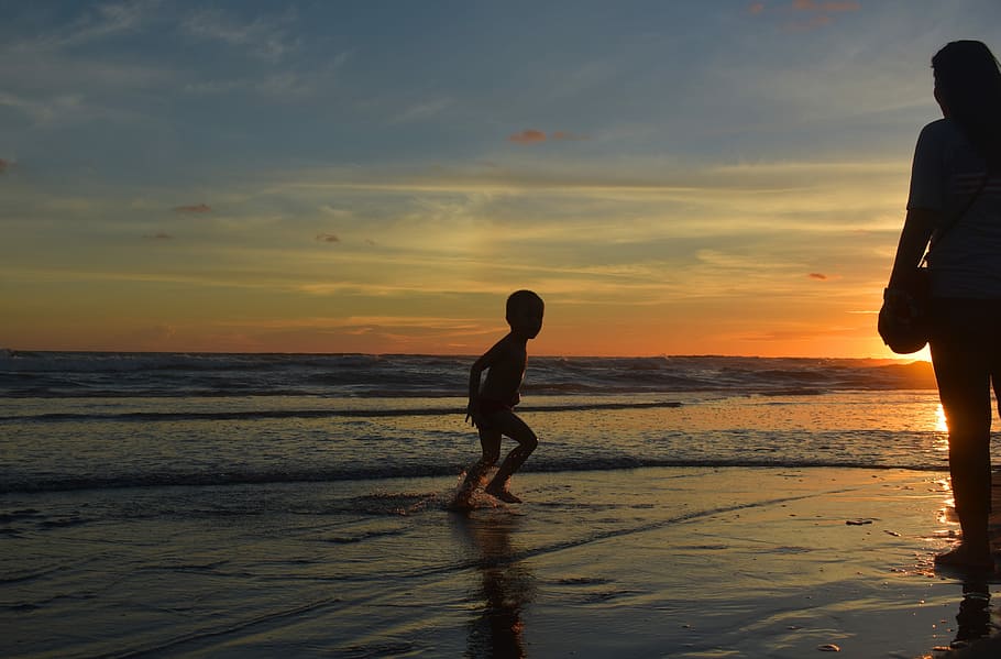 silhouette, beach, dusk, sunset, sea, people, kid, boy, vacation HD wallpaper