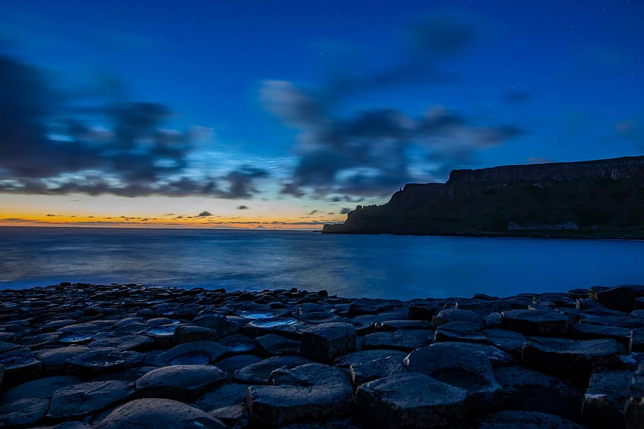 landscape photography of Giant's Causeway, Ireland, beach shore during sunrise, HD wallpaper