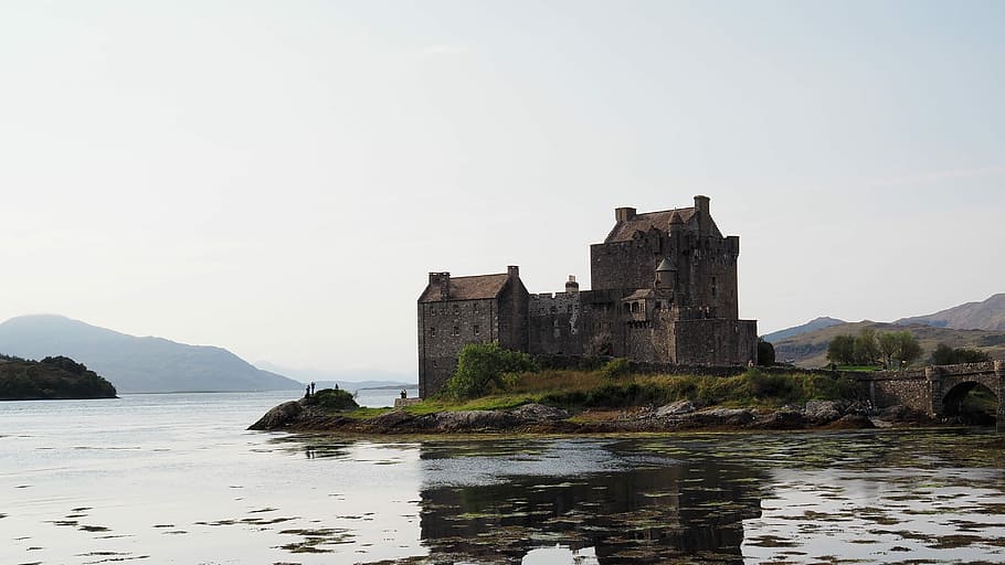brown house on island, castle on body of water, lake, reflection HD wallpaper