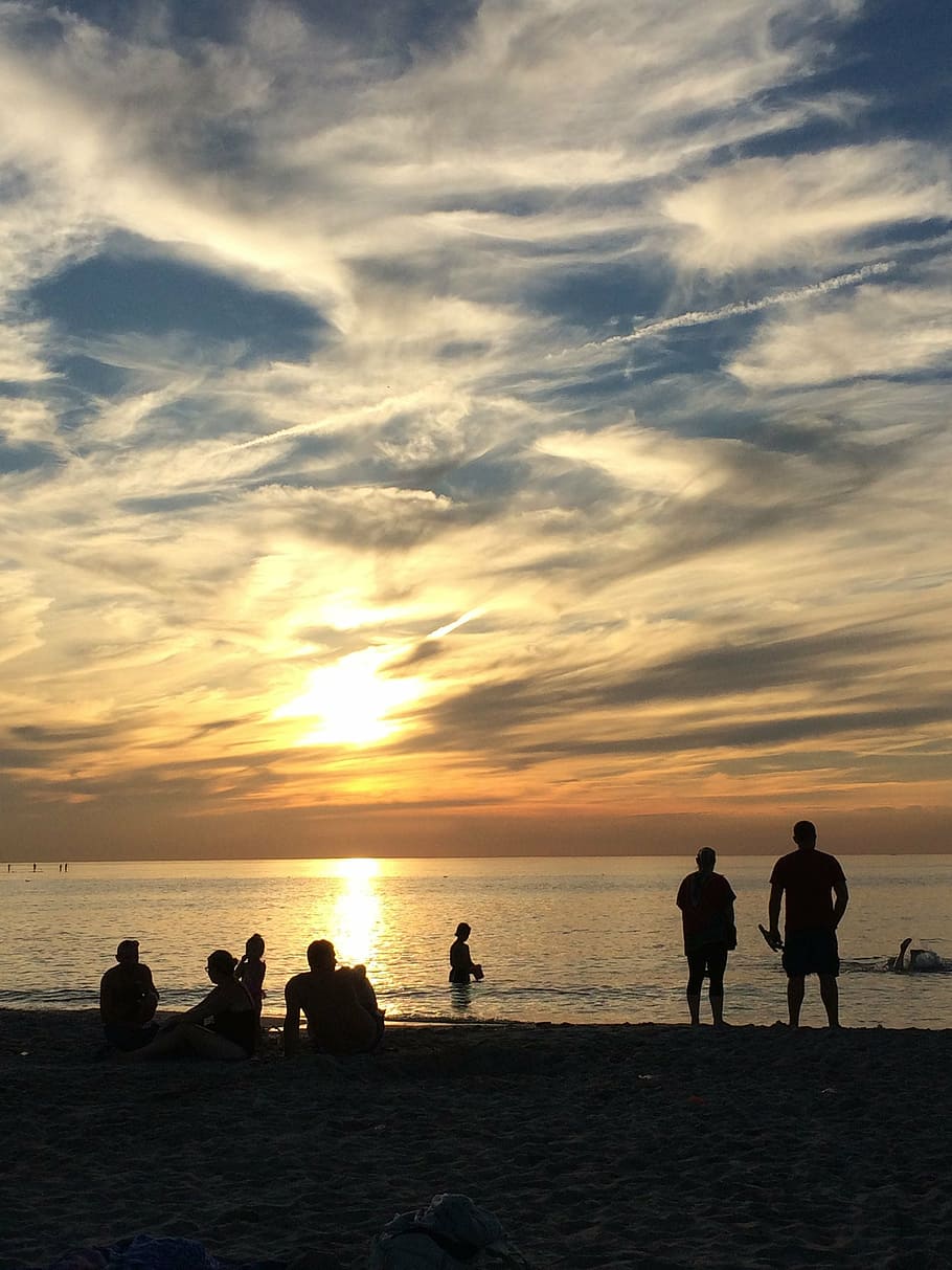 beach, sunset, sea, sky, group of people, water, land, horizon over water HD wallpaper