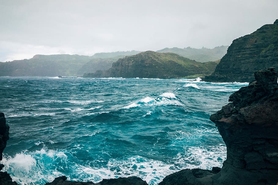 ocean during daytime, ocean hitting rock formation, mountain HD wallpaper