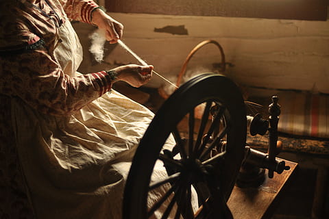 woman using spinning wheel, woman wearing beige and maroon dress HD wallpaper