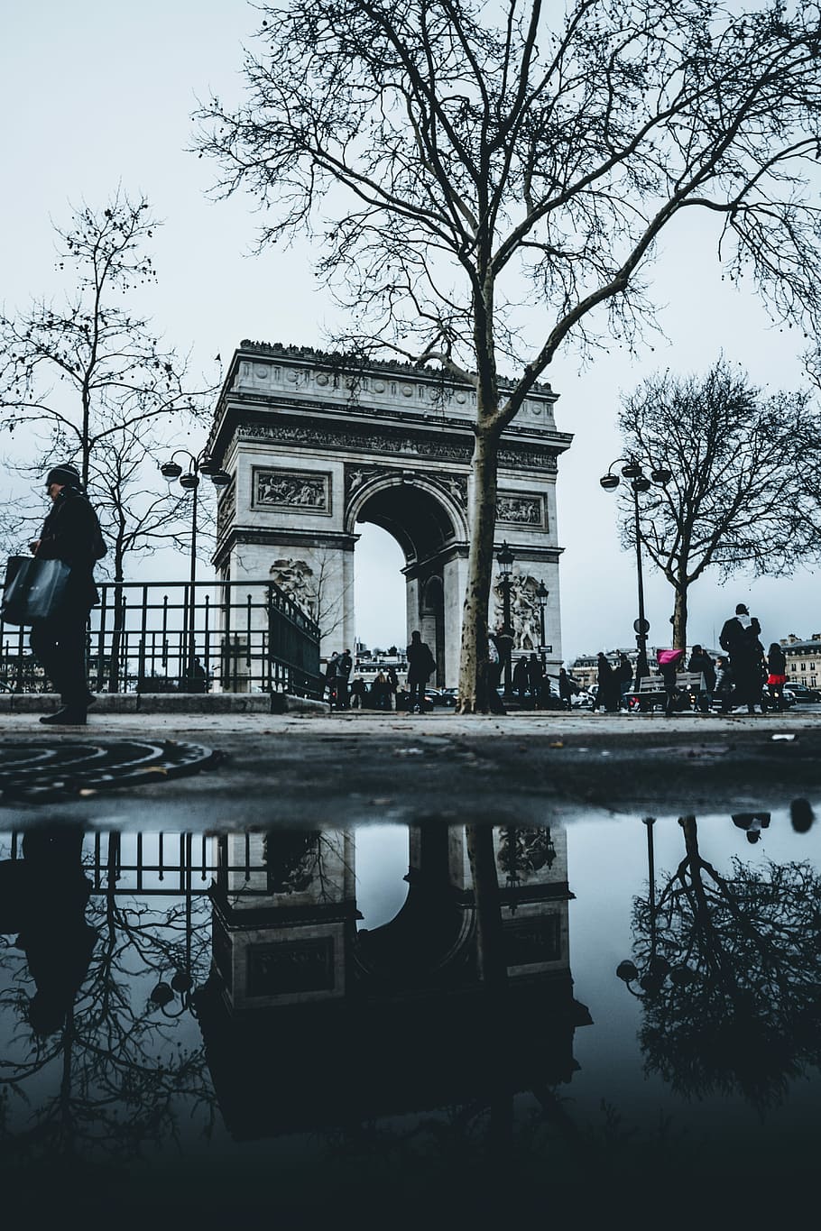 people walking near arc de triomphe, Arc de Triomphe Paris, France HD wallpaper