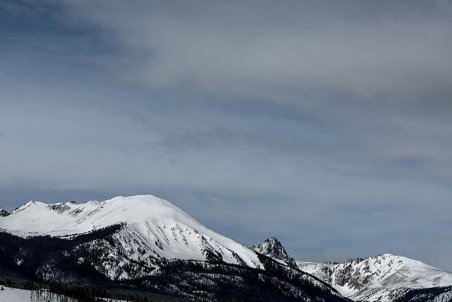grayscale photo of mountain covered with snow, snowy mountain under blue sky during daytime HD wallpaper