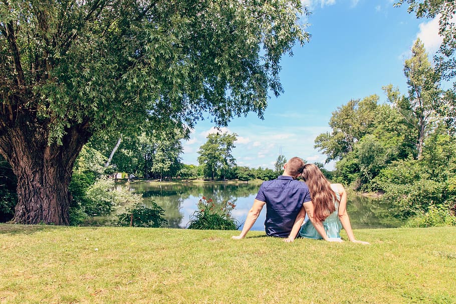 man and woman sitting on grass field during daytime, excursion HD wallpaper